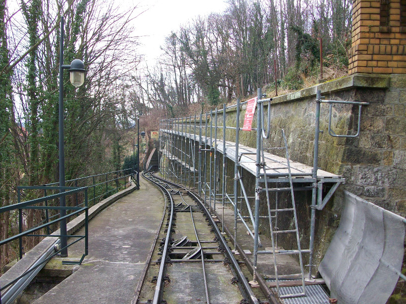 Arbeitsgerüst an Stützmauer | Trasse der Standseilbahn Dresden