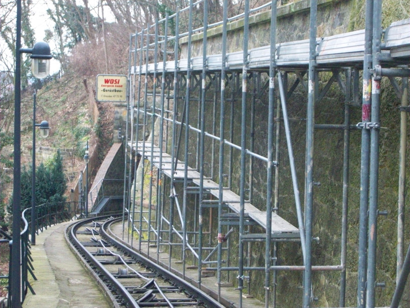 Arbeitsgerüst an Stützmauer | Trasse der Standseilbahn Dresden