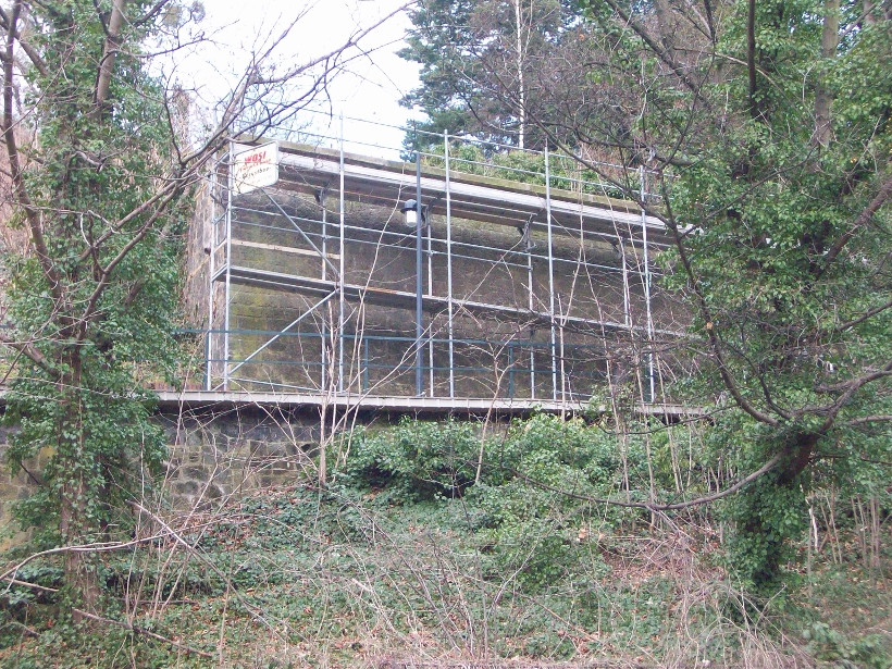 Arbeitsgerüst an Stützmauer | Trasse der Standseilbahn Dresden