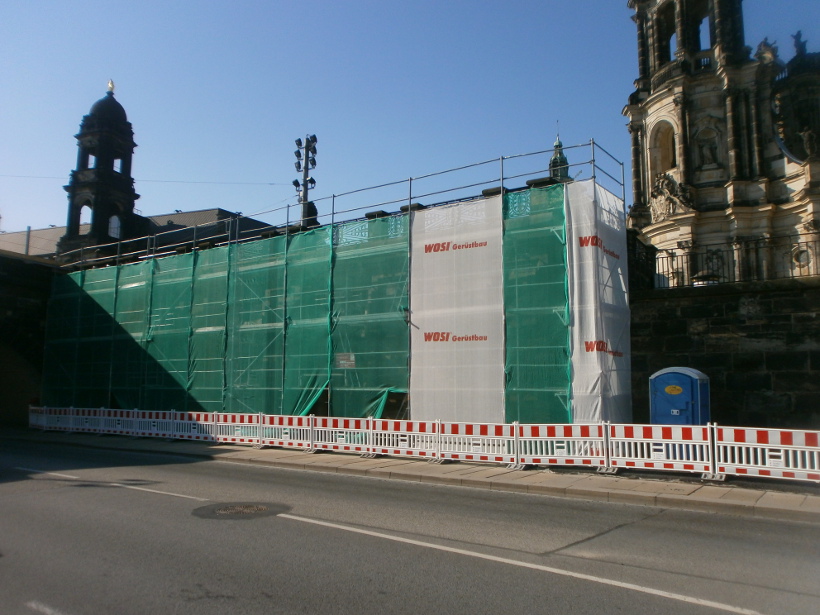 Fassadengerüst für Sandsteinarbeiten am Pegelhaus an der Augustusbrücke Dresden