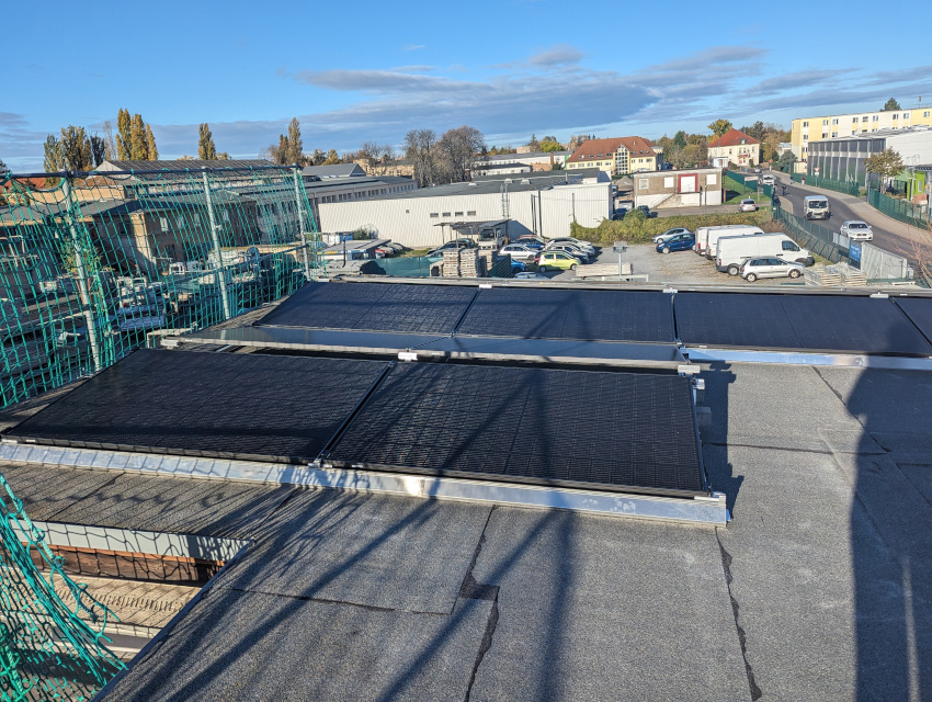 Installation einer Photovoltaik-Anlage auf dem Dach des Bürogebäudes