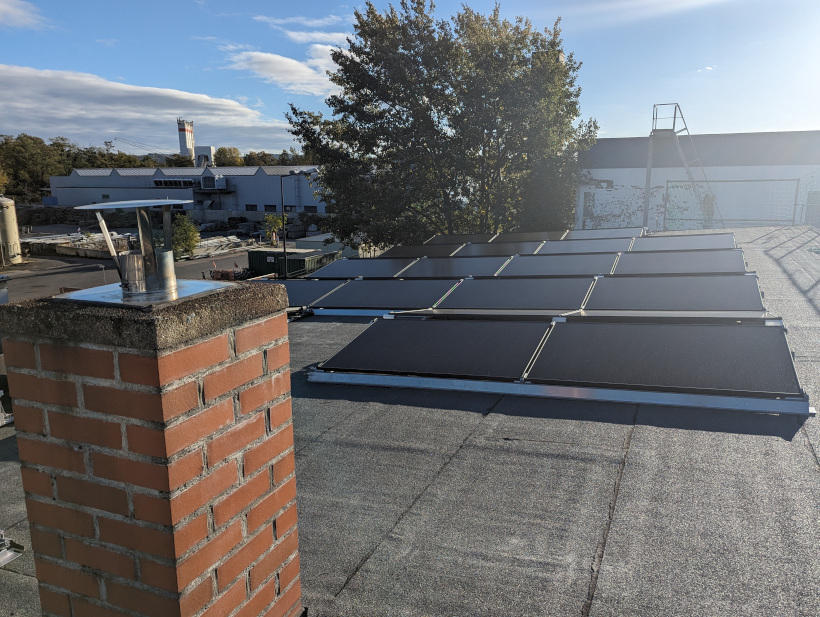 Installation einer Photovoltaik-Anlage auf dem Dach des Bürogebäudes