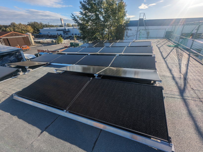 Installation einer Photovoltaik-Anlage auf dem Dach des Bürogebäudes