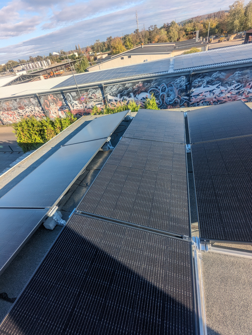 Installation einer Photovoltaik-Anlage auf dem Dach des Bürogebäudes